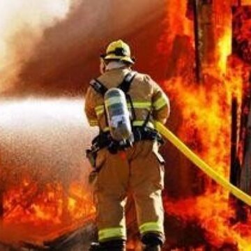 اطفا حریق یک واحد مسکونی ۲ آتشنشان را راهی بیمارستان کرد