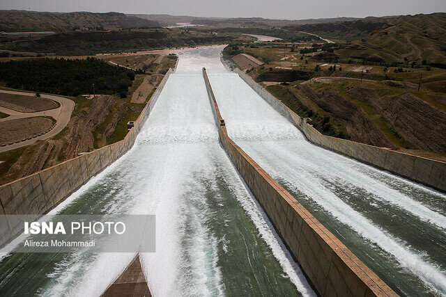 انجام سومین مرحله رهاسازی آب از سد کرخه/ آب در همه شریانهای حوضه جریان دارد
