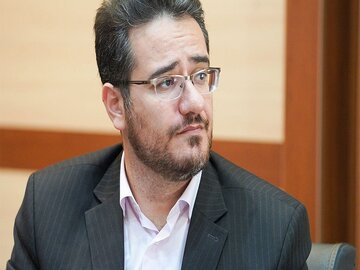 اهتزاز پرچم عزای امام حسین (ع) در مرکز شماره ٢ کانون پرورش فکری کرمانشاه