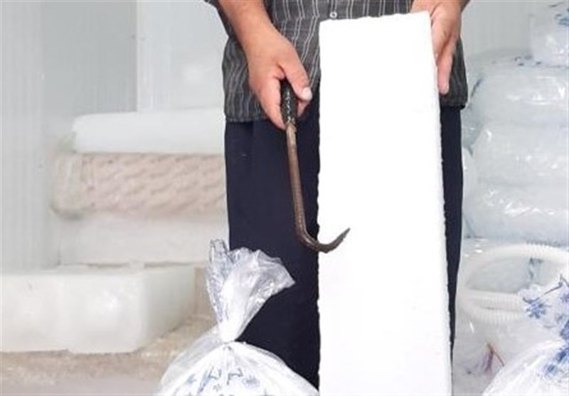 بازار سیاه یخفروشی محتکران در اراک/ توقیف ۳ خودروی دلالان احتکارکننده یخ در اراک