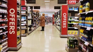 بانک مرکزی انگلیس «فروشگاهها» را به سودجویی متهم کرد