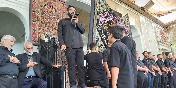 تاسوعا در عزاخانه قدیمی سادات خوشرو؛ از زدودن غبار کفش تا گریه مردان قوی+ عکس و فیلم