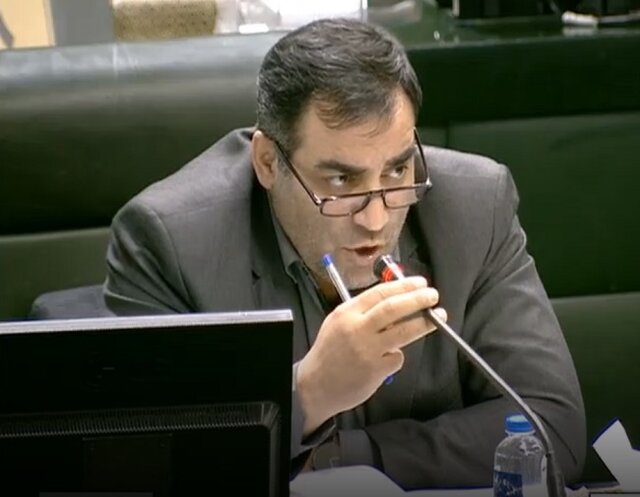 حسینی: مسئولان مرتبط با بورس به صحن مجلس فراخوانده شوند