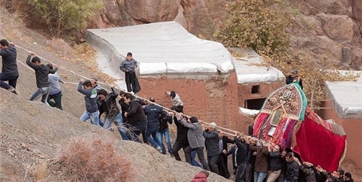 رسم متفاوت نخلگردانی روز تاسوعا در ابیانه+فیلم