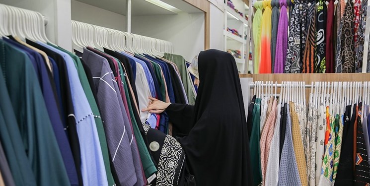 روایتی از عرضه و تقاضای مانتو در بازار؛ وقتی کشورهای همسایه هم مشتری مانتوهای بلند و کارشده ایرانی هستند