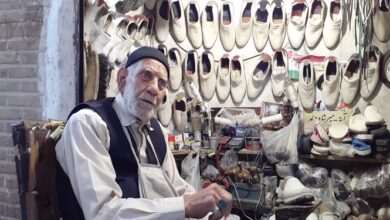 گیوههای دستساز «اوسا حاجی» زیر چارسوی بازار ملایر