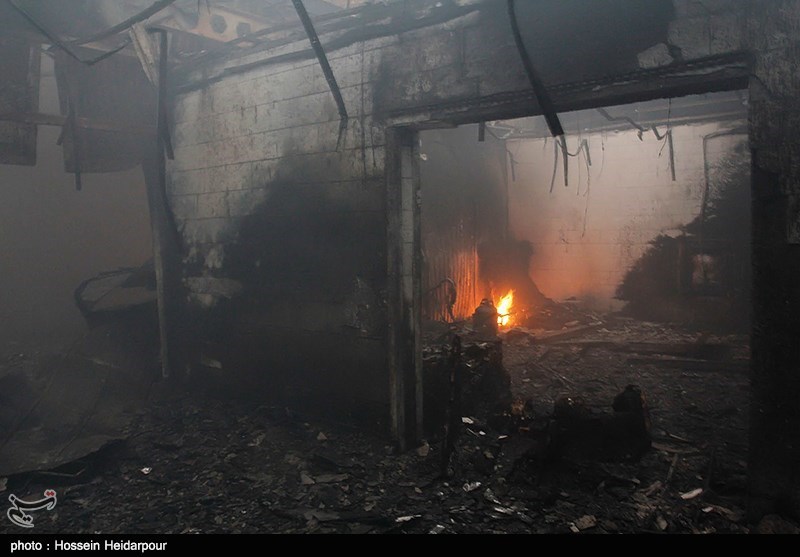 آتشسوزی در یک مجمتع مسکونی شهر صدرا/ مصدومیت ۱۲ نفر تاکنون