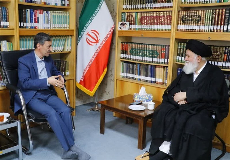 آیتالله علمالهدی: مردم از نوسان بازار نگرانند/ این ملت زیادهخواه نیستند