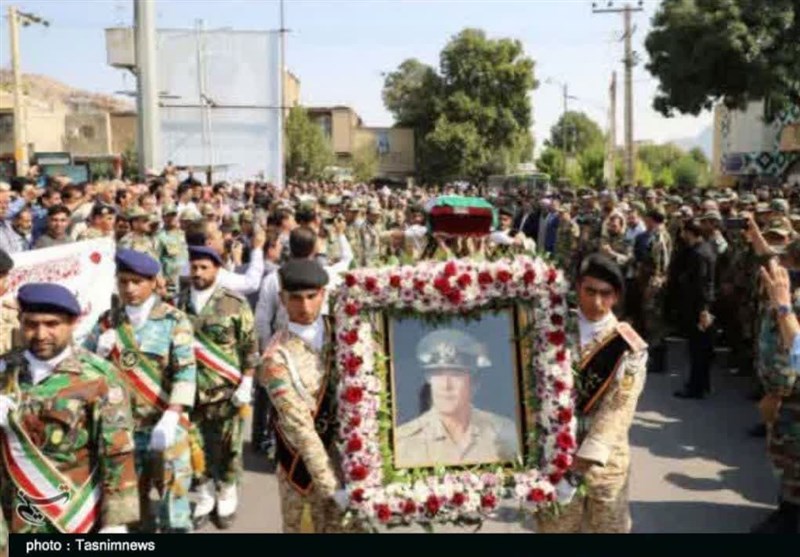 ادای احترام فرماندهان ارتش به فاتح “فتحالمبین”/ پیکر امیر بیرانوند در خرمآباد تشییع شد + تصاویر