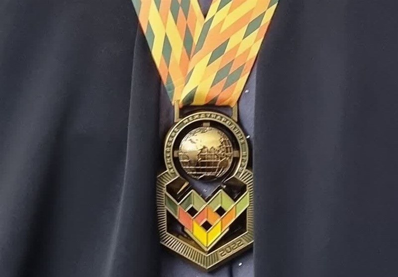 اهدای مدال طلای مسابقات بینالمللی قهرمان استان مرکزی به همسر شهید مدافع حرم