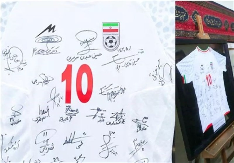 اهدای پیراهن تیم ملی فوتبال نوجوانان به امام خامنهای