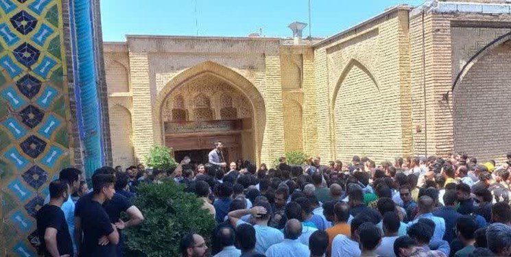 تجمع مالباختگان شرکتهای پیش فروش خودرو در محل برگزاری نماز جمعه قزوین