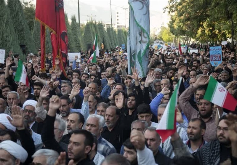 تجمع مردم کرمانشاه در محکومیت هتک حرمت بیت شهید مدافع حرم+ تصاویر