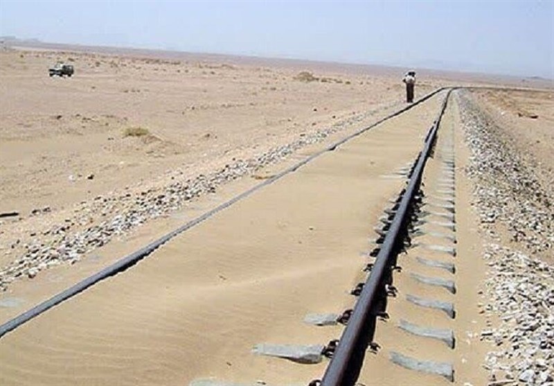 توفان شن حرکت قطار مسافربری سرخس – مشهد را متوقف کرد