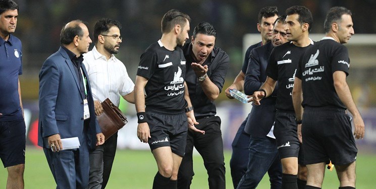 حاشیه دیدار سپاهان و استقلال| از درگیری هواداران و اعتراض شدید نکونام تا بیانیه اصفهانیها در جریان بازی