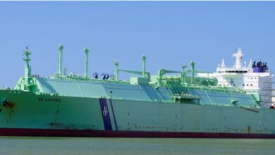 حرکت کشتی به گل نشسته در کانال سوئز و عادی شدن عبور کشتیها