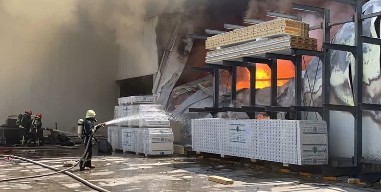 حریق گسترده در شرکت فومسازی شهرک صنعتی شیراز+فیلم