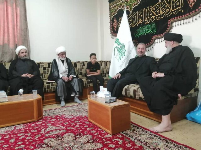 حضور آلصادق در یکی از موکبهای راهپیمایی اربعین