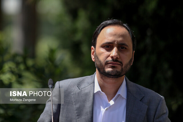 دولت در سفرهای خارجی به جای عکس دستهجمعی، ربات جراح ساخت ایران را با خود میبرد