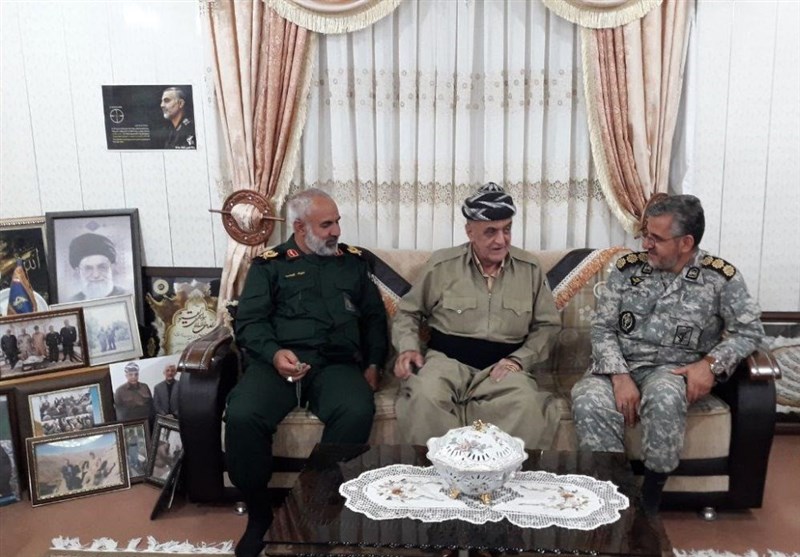 دیدار صمیمانه فرمانده سپاه کردستان با خانواده ۲ شهید در بانه