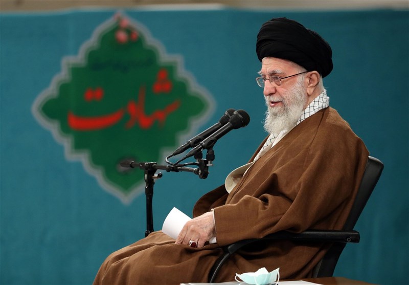 رهبر انقلاب: راه مقابله با جنگ شناختی استمرار راه شهدا و عمل به درس آنان است