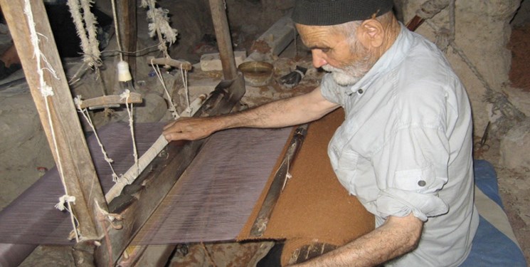 ضرغامی: بازار صادرات عبای نایین را فراهم میکنیم