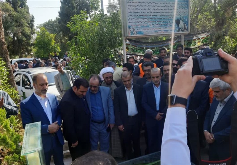 غبارروبی گلزار شهدای شیراز به مناسبت آغاز هفته دولت