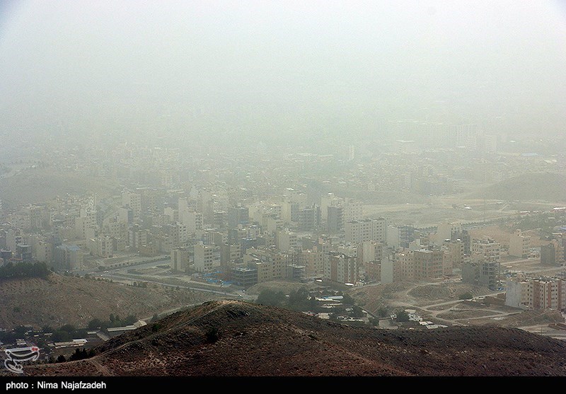 مشهد در محاصره گرد وغبار / کاهش دید افقی رانندگان در جادههای خراسان رضوی+فیلم