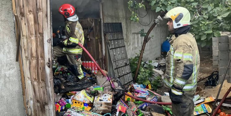 مهار آتشسوزی در انبار اسباببازی در تهران+عکس