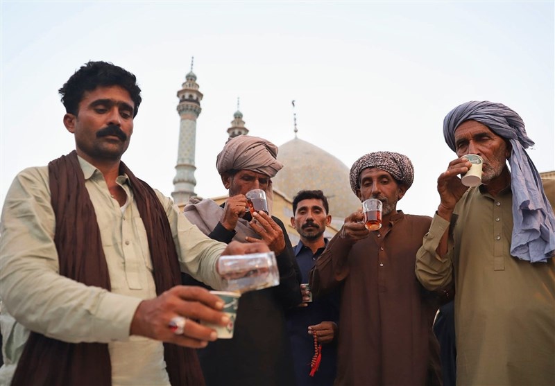 میزبانی از زائران اربعین در چایخانه حرم حضرت معصومه (س) + تصاویر