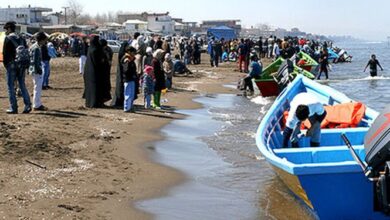 نجات خانواده ۱۲ نفره از موجهای دریا در رامسر