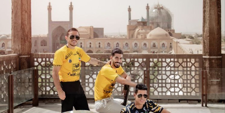 نماد مسجد شیخلطفالله و سی و سه پل روی لباس سپاهان نقش بست