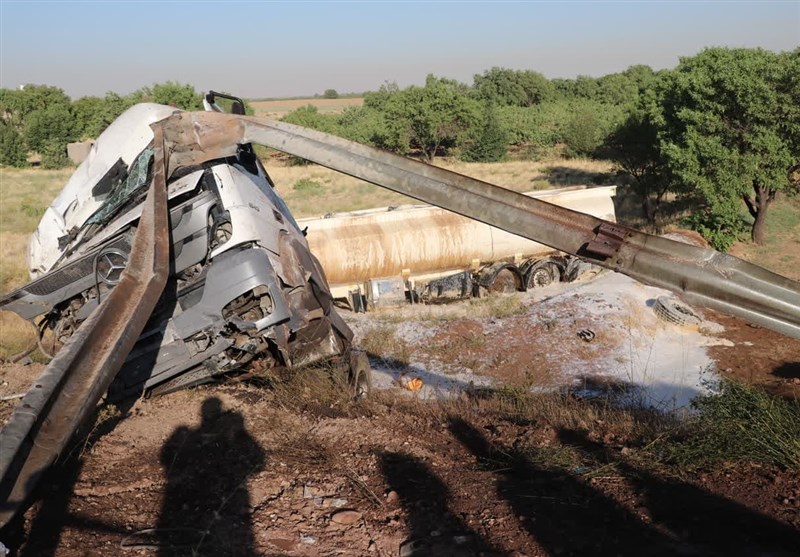 واژگونی تریلی حامل استایرن در آزادراه قزوین ـ زنجان + تصاویر