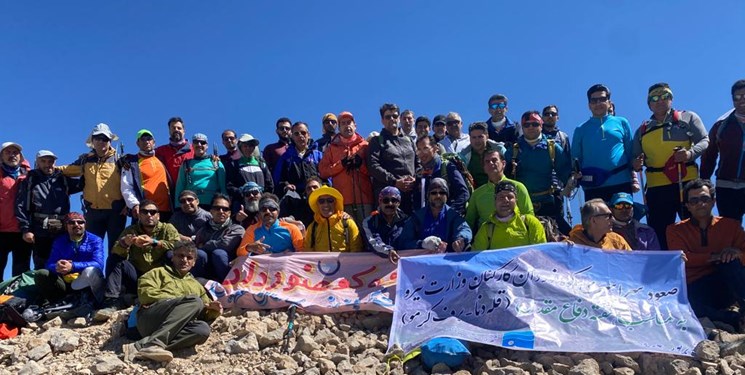 کارکنان وزارت نیرو به قلل مرتفع دنا صعود کردند+ تصاویر