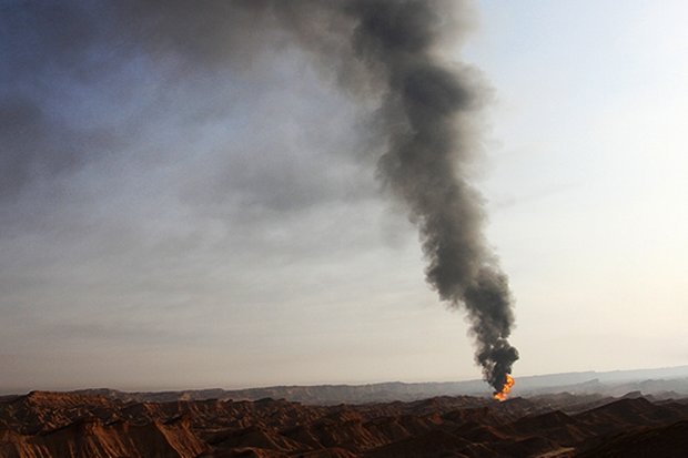 کمک به مهار آتش خط لوله حادثه دیده توسط شرکت خطوط لوله و مخابرات