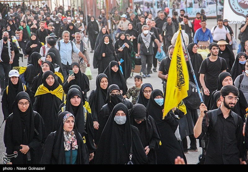 گزارش خبرنگار تسنیم از مهران/ حضور انبوه زائران اربعین در نقطه صفر مرزی/ اندک اندک جمع مستان میرسند + فیلم