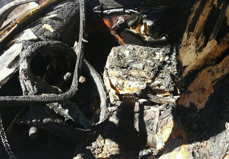 اطفا حریق خودرو با سرعت عمل پلیس در سنندج/ کودک و خانم راننده نجات یافتند