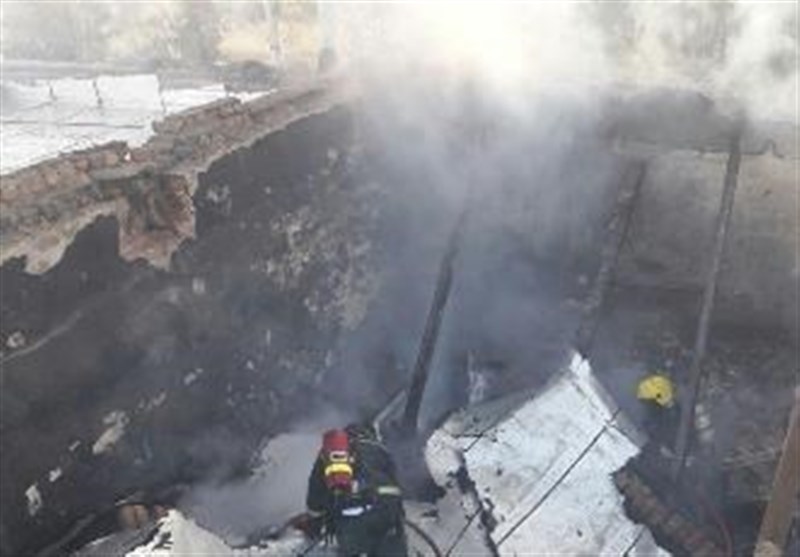 اطفای حریق کارگاه تولید و تزریق پلاستیک در جاده خاوران/ آتشسوزی تلفات جانی نداشت