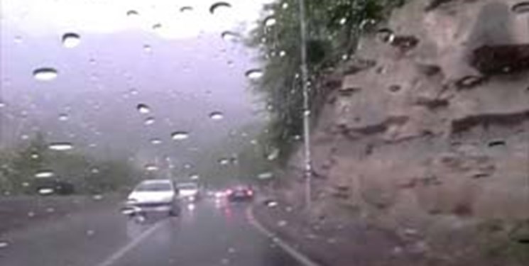 بارش پاییزی جادههای شمال را لغزنده کرد