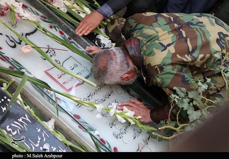 برگزاری آیین غباروربی قبور شهدا در ۱۲۳۷ گلزار شهدای استان فارس