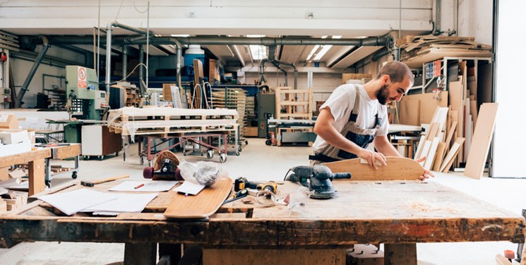 بلومبرگ: کارخانهها در ایتالیا اخراج کارکنان را شروع کردهاند