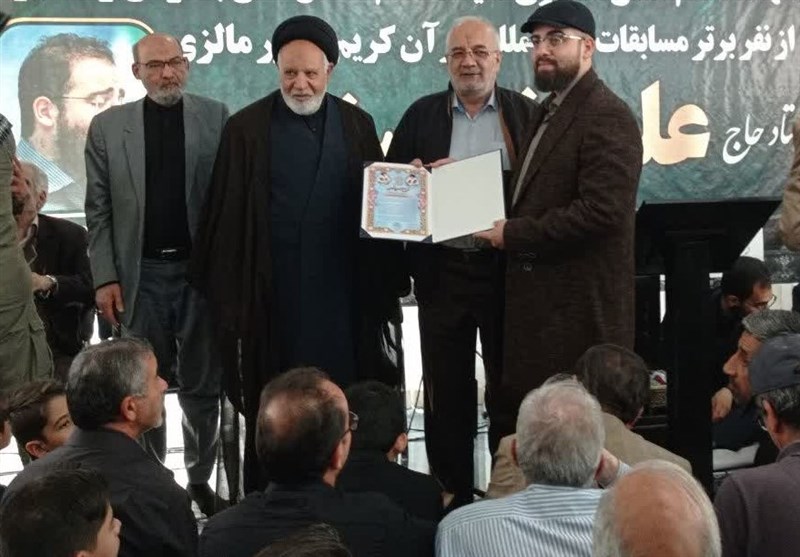 تجلیل از قاری برتر مسابقات بینالمللی قرآن کریم مالزی در مشهد