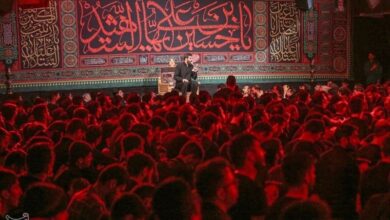 تشییع پیکر والده مداح اصفهانی؛ مرثیهخوانی سیدرضا نریمانی بر پیکر مادر + فیلم