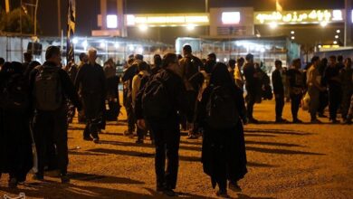 حضور انبوه زائران اربعین در مرز چذابه/ عبور شبانه زائران به به سوی حرم مطهر سرور و سالار شهیدان + فیلم