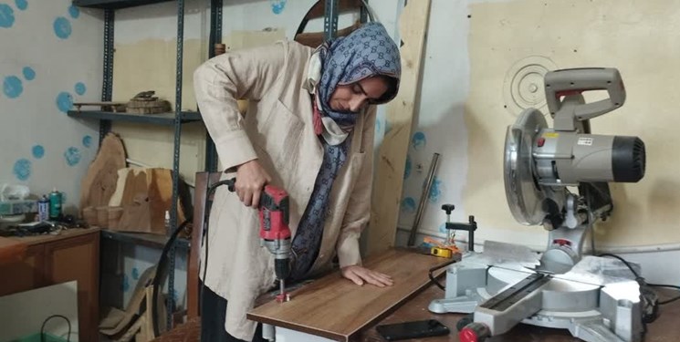 روایت بانوی خرمآبادی که با اینستاگرام به نجاری رسید!