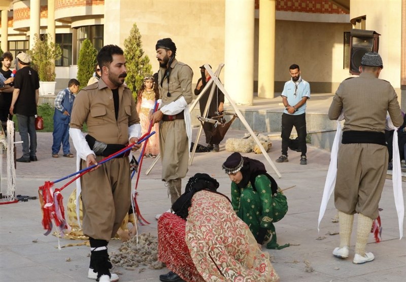 طنین نوای “بوشهری، بختیاری و کردی” در روز نخست جشنواره نمایشهای آیینی و سنتی + فیلم