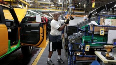 فعالیتهای تجاری ایالاتمتحده ترمز کشید