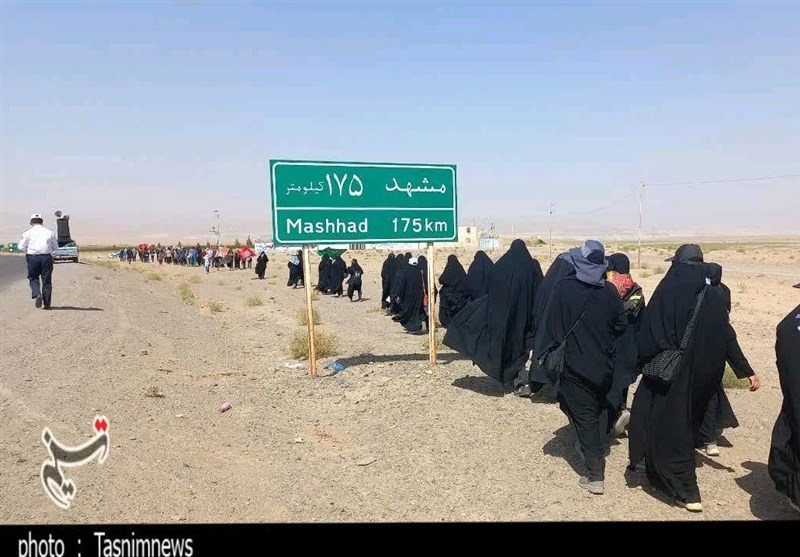قدم به قدم در مسیر عاشقی با طی مسافت ۱۷۵ کیلومتری/ حرکت کاروان پیاده صالحآباد به مشهد + فیلم