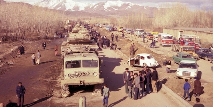 مردم همدان به دستور چه کسی کفن پوشیدند و نگذاشتند تانکها به تهران برسند؟