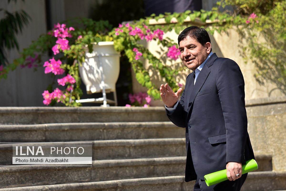 همراهی مخبر با هاشمی در جلسه رأی اعتماد